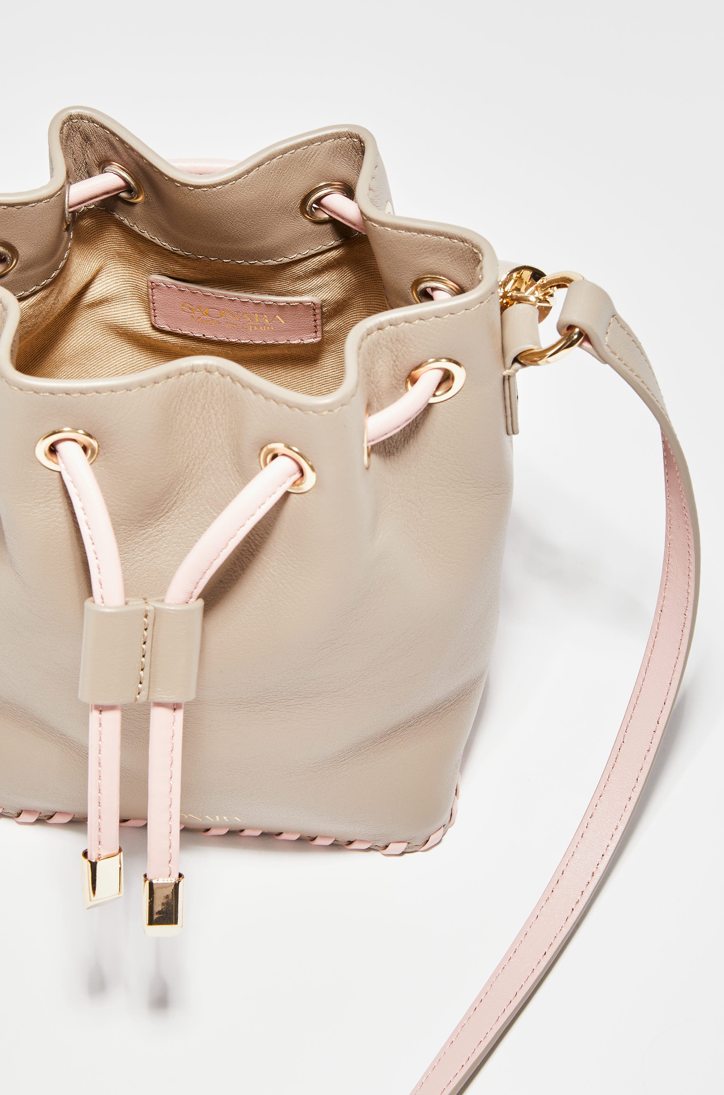 SAONARA MINI BUCKET TAUPE/PEONY LEATHER